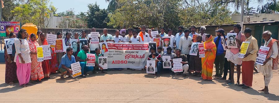 ಕೊಪ್ಪಳ ತಾಲ್ಲೂಕಿನ ಮಹಮ್ಮದ್ ನಗರ ಎಐಡಿಎಸ್‌ಒ ನೇತೃತ್ವದಲ್ಲಿ ಮಕ್ಕಳು, ಪೋಷಕರನ್ನು ಒಳಗೊಂಡು ಪ್ರತಿಭಟನೆ ನಡೆಸಲಾಯಿತು