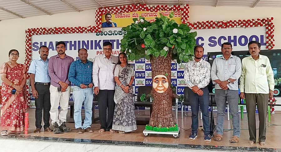 ಶಿರಾ ತಾಲ್ಲೂಕಿನ ಪಟ್ಟನಾಯಕನಹಳ್ಳಿ ಗ್ರಾಮದ ಶಾಂತಿನಿಕೇತನ ವಿದ್ಯಾಸಂಸ್ಥೆಯಲ್ಲಿ ಸೋಮವಾರ ಆರ್ಟಿಫಿಷಿಯಲ್ ಇಂಟಲಿಜೆನ್ಸಿ ಮೂಲಕ ನಿರ್ಮಿಸಿರುವ ಮಾತನಾಡುವ ಟ್ರೀ (ಮರ) ಲೋಕಾರ್ಪಣೆಗೊಳಿಸಿದರು