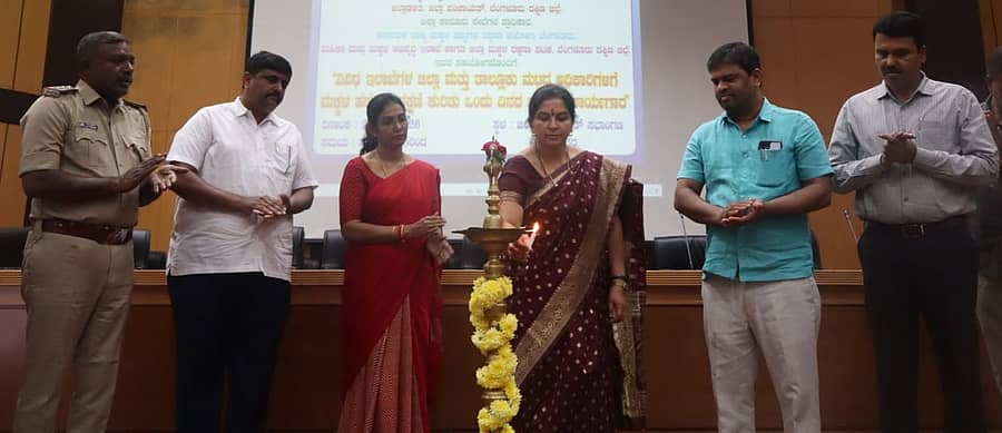 <div class="paragraphs"><p>‌ರಾಮನಗರದ ಜಿ.ಪಂ. ಸಭಾಂಗಣದಲ್ಲಿ ನಡೆದ ಮಕ್ಕಳ ಹಕ್ಕುಗಳ ರಕ್ಷಣೆ ಕುರಿತು ತರಬೇತಿ ಕಾರ್ಯಗಾರವನ್ನು&nbsp;ಕರ್ನಾಟಕ ರಾಜ್ಯ ಮಕ್ಕಳ ಹಕ್ಕುಗಳ ರಕ್ಷಣಾ ಆಯೋಗದ ಸದಸ್ಯೆ ಎಸ್. ಮಂಜು ಉದ್ಘಾಟಿಸಿದರು. </p></div>