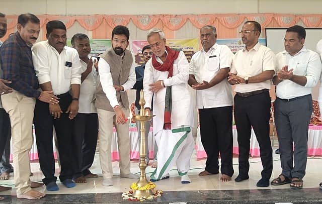 ವಡಗೇರಾ ಪಟ್ಟಣದ ವಡಗೇರಾ ತಾಪಂ ವತಿಯಿಂದ ಆಯೋಜಿಸಿದ್ದ ನಾರಿ ಕಿಲ್ಫ್ ಯೋಜನೆ ಅಡಿಯ ವಿಶೇಷ ಸಮ್ಮೇಳನಕ್ಕೆ ಶಾಸಕ ಚನ್ನಾರಡ್ಡಿ ಪಾಟೀಲ್ ತುನ್ನೂರು ಜ್ಯೋತಿ ಬೆಳಗಿಸುವುದರ ಮೂಲಕ ಉದ್ಘಾಟಿಸಿದರು