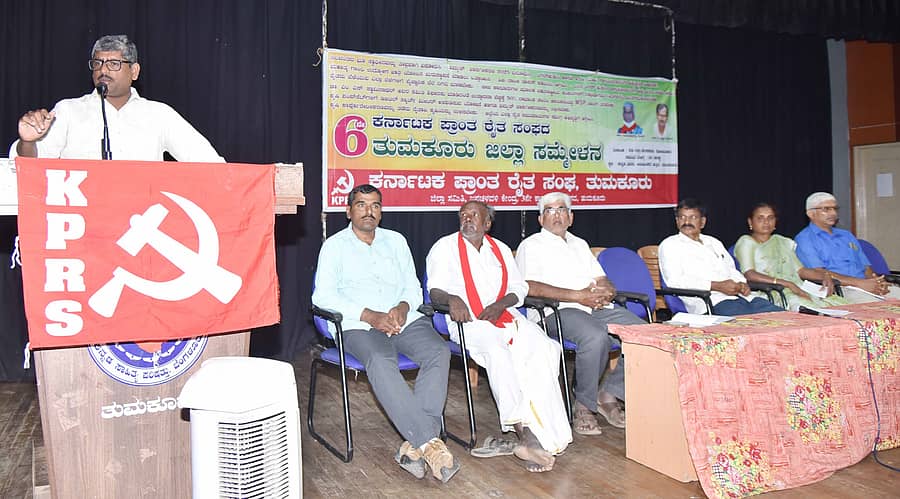 ತುಮಕೂರಿನಲ್ಲಿ ಸೋಮವಾರ ನಡೆದ ಪ್ರಾಂತ ರೈತ ಸಂಘದ ಜಿಲ್ಲಾ ಸಮ್ಮೇಳನದಲ್ಲಿ ಮುಖಂಡರಾದ ಟಿ.ಯಶವಂತ, ಸೈಯದ್ ಮುಜೀಬ್, ಆರ್.ಎಸ್.ಚನ್ನಬಸವಣ್ಣ, ಬಿ.ಉಮೇಶ್, ದೂಡ್ಡನಂಜಯ್ಯ, ರಾಜಮ್ಮ, ಎನ್.ಕೆ.ಸುಬ್ರಹ್ಮಣ್ಯ ಭಾಗವಹಿಸಿದ್ದರು