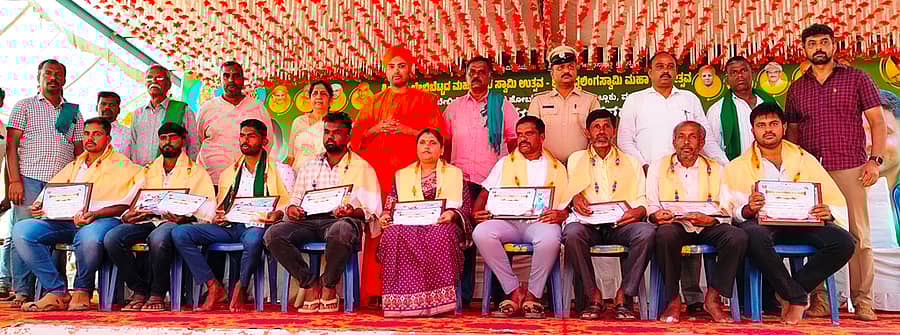 ಪಾಂಡವಪುರ ತಾಲ್ಲೂಕಿನ ಬೇಬಿಬೆಟ್ಟದ ದನಗಳ ಜಾತ್ರೆಯಲ್ಲಿ ಭಾಗವಹಿಸಿದ್ದ ಉತ್ತಮ ರಾಸುಗಳ ಮಾಲೀಕರಿಗೆ ಸನ್ಮಾನಿಸಲಾಯಿತು