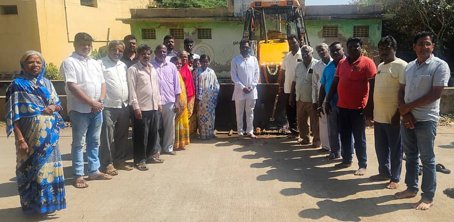 ಗದಗ-ಬೆಟಗೇರಿಯ ವಾರ್ಡ್ ನಂ-7ರ ಬೆಟಗೇರಿ ಬಸ್ ನಿಲ್ದಾಣದ ಹಿಂಭಾಗದಲ್ಲಿ ಗೌರವ ಘಟಕ (ಶೌಚಾಲಯ) ನಿರ್ಮಾಣ ಕಾಮಗಾರಿಗೆ ನಗರಸಭೆ ಸದಸ್ಯ ರಾಘವೇಂದ್ರ ಯಳವತ್ತಿ ಭೂಮಿಪೂಜೆ ನೆರವೇರಿಸಿದರು 