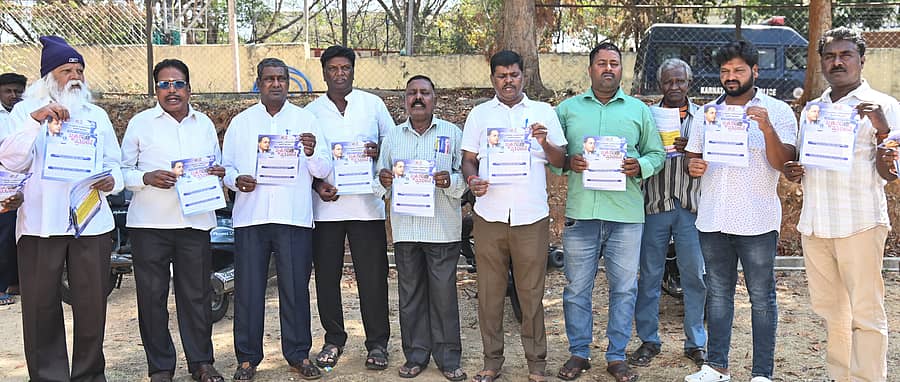 ಸುಪ್ರೀಂ ಕೋರ್ಟ್ ನಿರ್ದೇಶನದಂತೆ ರಾಜ್ಯ ಸರ್ಕಾರವು ಕೂಡಲೇ ಒಳಮೀಸಲಾತಿ ಜಾರಿಗೊಳಿಸಬೇಕು ಎಂದು ಆಗ್ರಹಿಸಿ ಮಾದಿಗ ವಿವಿಧ ಸಂಘಟನೆಗಳ ಒಕ್ಕೂಟದ ಸದಸ್ಯರು ಮೈಸೂರಿನ ಜಿಲ್ಲಾಧಿಕಾರಿ ಕಚೇರಿ ಎದುರು ಸೋಮವಾರ ಪ್ರತಿಭಟನೆ ನಡೆಸಿದರು –ಪ್ರಜಾವಾಣಿ ಚಿತ್ರ