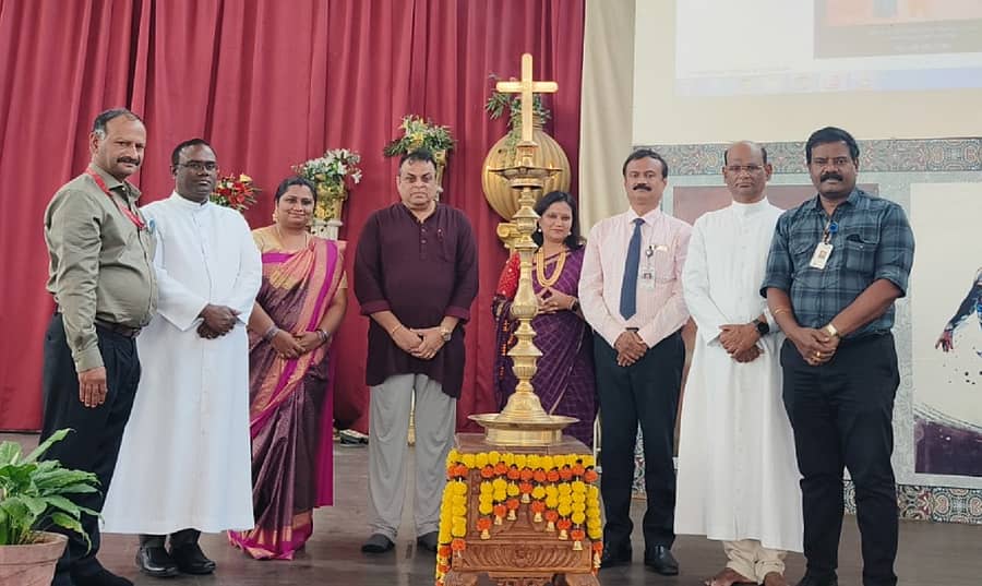 ಮೈಸೂರಿನ ಸಂತ ಫಿಲೋಮಿನಾ ಕಾಲೇಜಿನಲ್ಲಿ ನಡೆದ ‘ದೇಸಿ ಹಬ್ಬ’ ಕಾರ್ಯಕ್ರಮವನ್ನು ಪ್ರಾಧ್ಯಾಪಕ ವಿಜಯ ಶೇಷಾದ್ರಿ ಉದ್ಘಾಟಿಸಿದರು