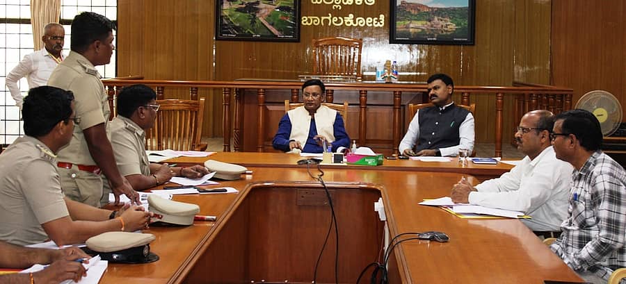 ಬಾಗಲಕೋಟೆಯಲ್ಲಿ ಸೋಮವಾರ ನಡೆದ ಸಭೆಯಲ್ಲಿ ಜಿಲ್ಲಾಧಿಕಾರಿ ಸಂಗಪ್ಪ ಮಾತನಾಡಿದರು