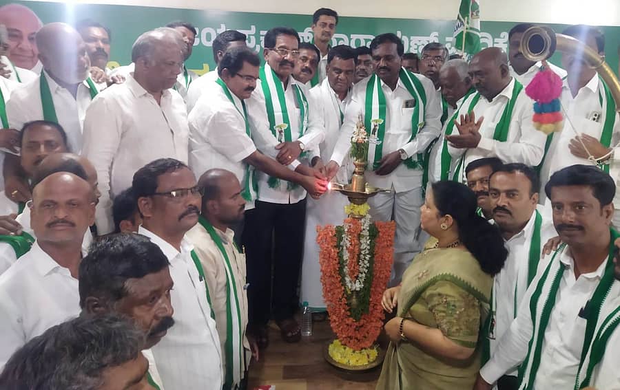 ಜೆಡಿಎಸ್  ಕಚೇರಿಯಲ್ಲಿ ಸೋಮವಾರ ನಡೆದ ನೂತನ ಜಿಲ್ಲಾ ಘಟಕದ ಅಧ್ಯಕ್ಷ ಮತ್ತು ತಾಲ್ಲೂಕು ಘಟಕಗಳ ಅಧ್ಯಕ್ಷರ ಪದಗ್ರಹಣ ಸಮಾರಂಭವನ್ನು ಗಣ್ಯರು ಉದ್ಘಾಟಿಸಿದರು
