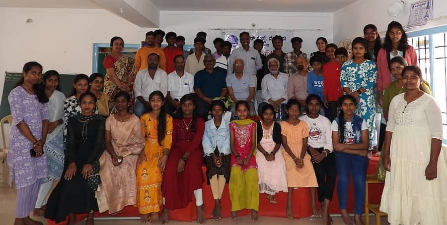 ಮೈಸೂರಿನ ವೀ–ಕೆರ್ ಸಂಸ್ಥೆ ಸಭಾಂಗಣದಲ್ಲಿ ಭಾನುವಾರ ನಡೆದ ಪಂಜೆ ಮಂಗೇಶರಾಯರ ಜನ್ಮದಿನೋತ್ಸವದಲ್ಲಿ ಗಣ್ಯರು ಹಾಗೂ ಮಕ್ಕಳು ಪಾಲ್ಗೊಂಡರು