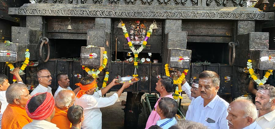 ನಾಯಕನಹಟ್ಟಿ ಪಟ್ಟಣದ ತೇರು ಬೀದಿಯಲ್ಲಿ ದೈವಸ್ಥರು, ಬಾಬುದಾರರು ಮತ್ತು ದೇವಾಲಯದ ಸಿಬ್ಬಂದಿ ಸೋಮವಾರ ಗುರುತಿಪ್ಪೇರುದ್ರಸ್ವಾಮಿ ರಥದ ಗಾಲಿ ಪೂಜೆ ನೆರವೇರಿಸಿದರು