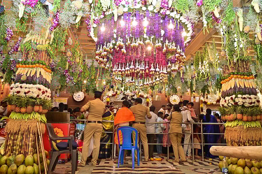 ದಾವಣಗೆರೆಯ ದುರ್ಗಾಂಬಿಕಾ ದೇವಸ್ಥಾನದ ಒಳಾಂಗಣವನ್ನು ಜಾತ್ರೆ ಅಂಗವಾಗಿ ಹಣ್ಣು, ತರಕಾರಿಗಳಿಂದ ವಿಶೇಷವಾಗಿ ಅಲಂಕರಿಸಿರುವ ದೃಶ್ಯ ಸೋಮವಾರ ಗಮನ ಸೆಳೆಯಿತು –ಪ್ರಜಾವಾಣಿ ಚಿತ್ರ/ ಸತೀಶ್ ಬಡಿಗೇರ