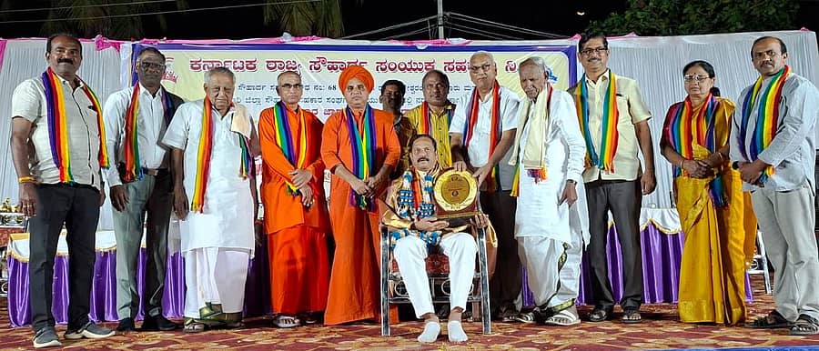 ಸಿರುಗುಪ್ಪ ನಗರದ ನಿಟ್ಟೂರು ನರಸಿಂಹಮೂರ್ತಿ ಬಯಲು ಜಾಗದಲ್ಲಿ ರಾಜ್ಯ ಮಟ್ಟದ ‘ಸಹಕಾರಿ ರತ್ನ’ ಪ್ರಶಸ್ತಿ ಪಡೆದ ವಿಶ್ವಸಿರಿ ಕ್ರೆಡಿಟ್ ಸೌಹಾರ್ದ ಸಹಕಾರಿ ಅಧ್ಯಕ್ಷ ವಜ್ರಗಿರಿ ನಟರಾಜ ಅವರನ್ನು ಸನ್ಮಾನಿಸಿ ಗೌರವಿಸಲಾಯಿತು