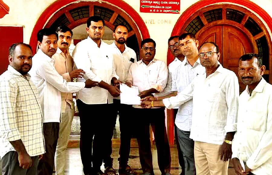 ಬಸವಕಲ್ಯಾಣದ ಬಸವ ಮಹಾದ್ವಾರದ ಶರಣರ ಉಬ್ಬು ಚಿತ್ರಗಳ ಜಾಗ ಅತಿಕ್ರಮಣ ತಡೆಗೆ ಆಗ್ರಹಿಸಿ ಸಾಮಾಜಿಕ ಸಮತಾ ವೇದಿಕೆ ಹಾಗೂ ಬಸವಕೇಂದ್ರದಿಂದ ಸೋಮವಾರ ಬಸವಕಲ್ಯಾಣ ಅಭಿವೃದ್ಧಿ ಮಂಡಳಿ ಆಯುಕ್ತರಿಗೆ ಮನವಿಪತ್ರ ಸಲ್ಲಿಸಲಾಯಿತು