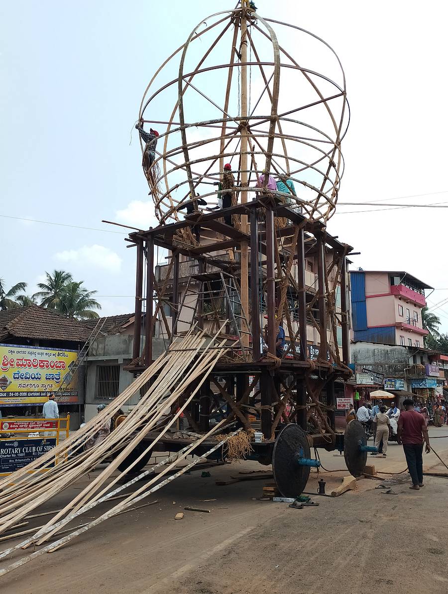 ಶಿರಸಿ ಮಾರಿಕಾಂಬಾ ದೇವಿ ಸಾಗುವ ರಥದ ನಿರ್ಮಾಣ ನಡೆಯುತ್ತಿರುವುದು.
