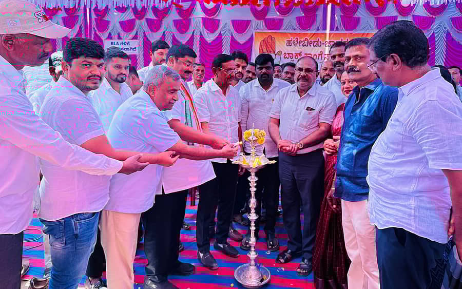 ಹಳೇಬೀಡಿನಲ್ಲಿ ಭಾನುವಾರ ನಡೆದ ಜಾವಗಲ್, ಹಳೇಬೀಡು ಹೋಬಳಿ ಕಾಂಗ್ರೆಸ್ ಕಾರ್ಯಕರ್ತರ ಸಭೆಯನ್ನು ಮಾಜಿ ಸಚಿವ ಸಿ.ಶಿವರಾಂ ಉದ್ಘಾಟಿಸಿದರು 