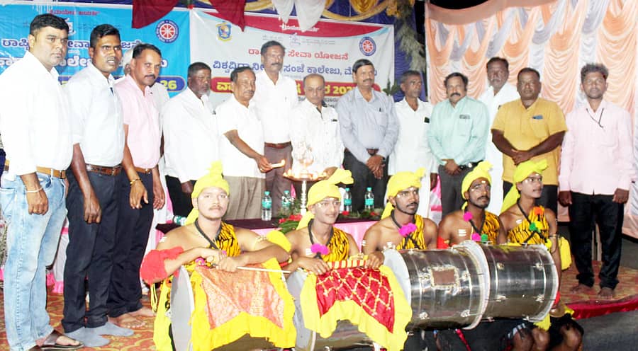 ಮಹಾರಾಜ ಹಾಗೂ ಮೈಸೂರು ವಿಶ್ವವಿದ್ಯಾನಿಲಯ ಸಂಜೆ ಕಾಲೇಜಿನಿಂದ ಆಯೋಜಿಸಲಾಗಿದ್ದ ಎನ್ಎಸ್ಎಸ್‌ ಶಿಬಿರವನ್ನು ಹಾಡ್ಯ ರಂಗಸ್ವಾಮಿ ಉದ್ಘಾಟಿಸಿದರು