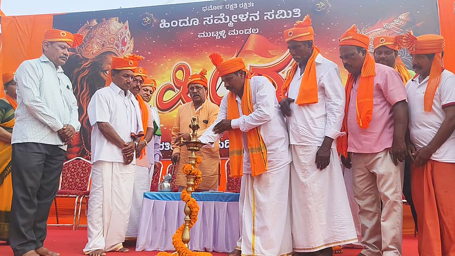 ಭಟ್ಕಳ ಮೂಡಭಟ್ಕಳದಲಿ ನಡೆದ ಹಿಂದೂ ಸಮ್ಮೇಳನವನ್ನು ಹಿಂದು ಜಾಗರಣಾ ವೇದಿಕೆಯ ಮುಖ್ಯ ವಕ್ತಾರ ಶಿವಾನಂದ ಬಡಿಗೇರ ಉದ್ಘಾಟಿಸಿದರು