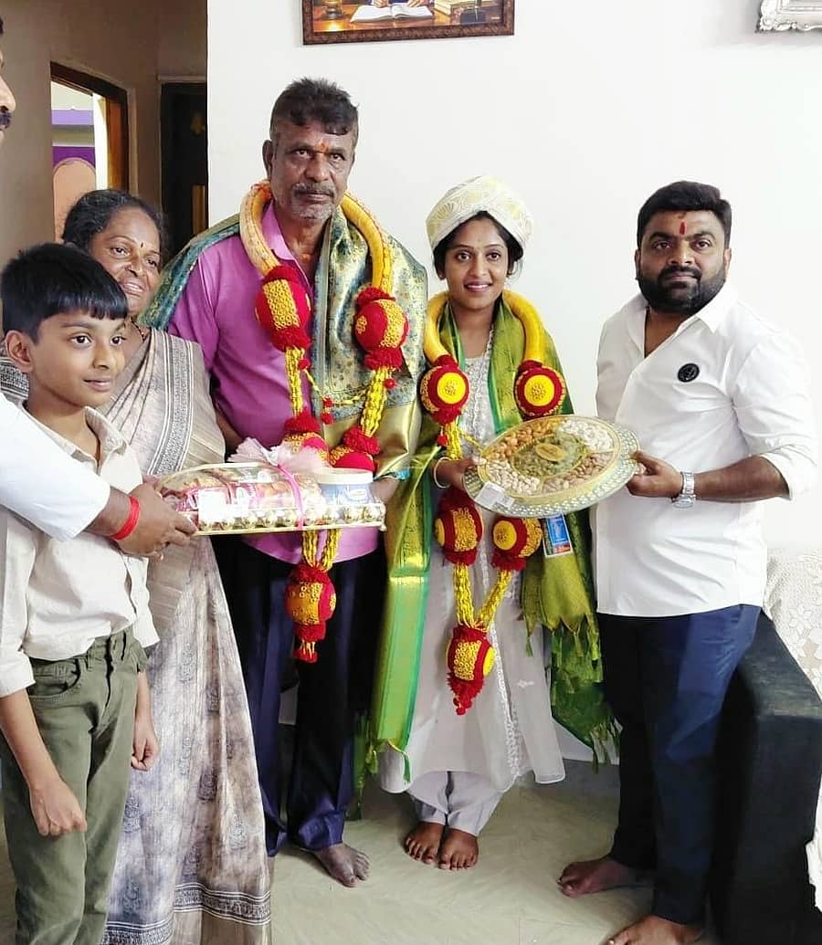 ಆನೇಕಲ್ ತಾಲ್ಲೂಕಿನ ತಿರುಪಾಳ್ಯದ ನಾಗಿಣಿ ಅವರು ರಾಜ್ಯ ಸಿವಿಲ್ ನ್ಯಾಯಾಧೀಶರ ಪರೀಕ್ಷೆಯಲ್ಲಿ 48 ರ್‍ಯಾಂಕ್‌ ಪಡೆದು ನ್ಯಾಯಾಧೀಶೆಯಾಗಿ ಆಯ್ಕೆಯಾದ ಹಿನ್ನೆಲೆಯಲ್ಲಿ ಜಿಗಣಿ ಪುರಸಭಾ ಸದಸ್ಯ ಪುನೀತ್  ಅಭಿನಂದಿಸಿದರು