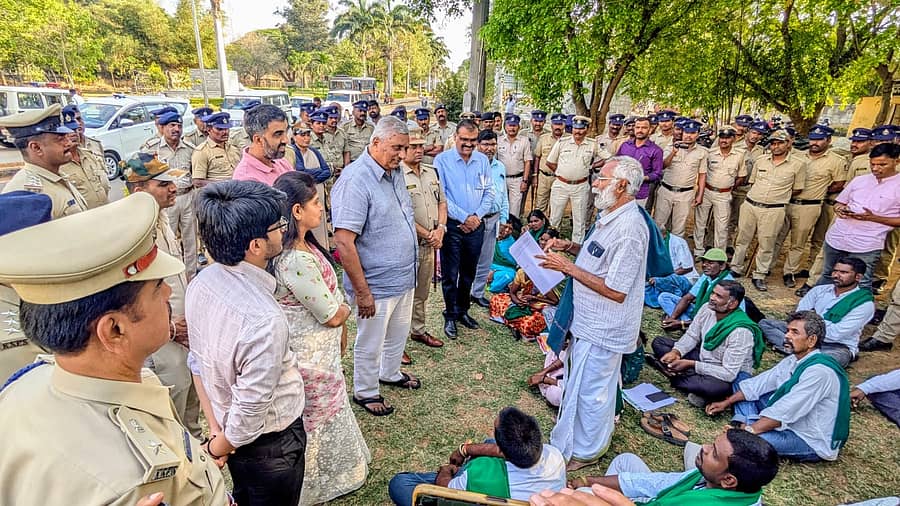 ಸಫಾರಿ ನಿಲ್ಲಿಸುವಂತೆ ಒತ್ತಾಯಿಸಿ ಸಾಮೂಹಿಕ ನಾಯಕತ್ವದ ರಾಜ್ಯ ರೈತ ಸಂಘ ಹಾಗೂ ಹಸಿರುಸೇನೆ ನಗರದ ಜಿಲ್ಲಾಧಿಕಾರಿ ಕಚೇರಿ ಆವರಣದಲ್ಲಿ ಸೋಮವಾರ ಪ್ರತಿಭಟನೆ ನಡೆಸಿ ಜಿಲ್ಲಾ ಉಸ್ತುವಾರಿ ಸಚಿವ ಕೆ.ವೆಂಕಟೇಶ್ ಅವರಿಗೆ ಮನವಿ ಸಲ್ಲಿಸಿತು