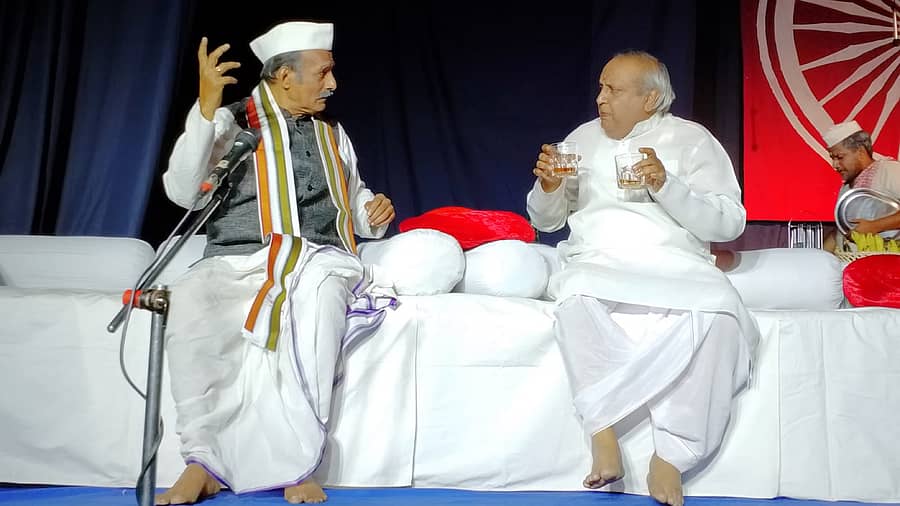 <div class="paragraphs"><p>ಮುಖ್ಯಮಂತ್ರಿ ನಾಟಕ ಪ್ರದರ್ಶನ</p></div>