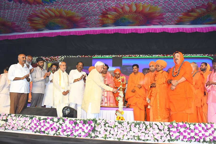 ಯಾದಗಿರಿಯ ಅಬ್ಬೆ ತುಮಕೂರಿನಲ್ಲಿ ಭಾನುವಾರ ರಾತ್ರಿ ನಡೆದ ಮಾನವ ಧರ್ಮ ಸಮಾವೇಶವನ್ನು ಸಚಿವ ಎಚ್‌.ಕೆ. ಪಾಟೀಲ ಉದ್ಘಾಟಿಸಿದರು. ಮಠಾಧೀಶರು, ಗಣ್ಯರು ಉಪಸ್ಥಿತರಿದ್ದರು