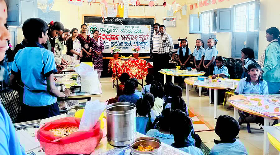 ಚಿಂತಾಮಣಿ ತಾಲ್ಲೂಕಿನ ಟಿ.ಹೊಸೂರು ಸರ್ಕಾರಿ ಹಿರಿಯ ಪ್ರಾಥಮಿಕ ಶಾಲೆಯಲ್ಲಿ ಆಯೋಜಿಸಿದ್ದ ಆಹಾರ ಮೇಳ 