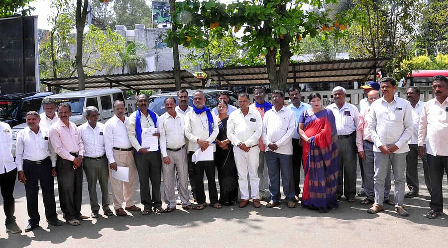 ಹಾಸನದ ಜಿಲ್ಲಾಧಿಕಾರಿ ಕಚೇರಿ ಎದುರು ಸೋಮವಾರ ಛಲವಾದಿ ಮಹಾಮಂಡಲದ ಸದಸ್ಯರು ಪ್ರತಿಭಟನೆ ನಡೆಸಿದರು