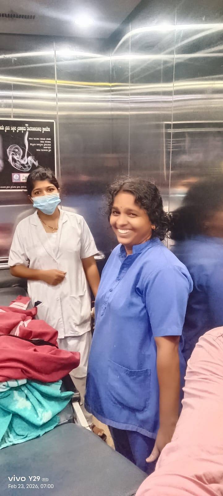 ಆಂಬ್ಯುಲೆನ್ಸ್ ವಾಹನದಲ್ಲಿ ಹೆರಿಗೆ ಮಾಡಿಸಿದ ಬೆಳ್ತಂಗಡಿ ಸರ್ಕಾರಿ ಆಸ್ಪತ್ರೆಯ ಶುಶ್ರೂಷಕಿಯರು.