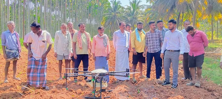 ಗುಬ್ಬಿ ತಾಲ್ಲೂಕು ಸಿ.ಎಸ್. ಪುರ ಹೋಬಳಿ ಸಿ. ಕೊಡಗಿಹಳ್ಳಿಯಲ್ಲಿ ಡ್ರೋನ್ ಬಳಸಿ ತೆಂಗಿನ ಮರಗಳಿಗೆ ಬೇವಿನ ಎಣ್ಣೆ ಸಿಂಪಡಣೆ ಪ್ರಾತ್ಯಕ್ಷಿಕೆ ನಡೆಯಿತು