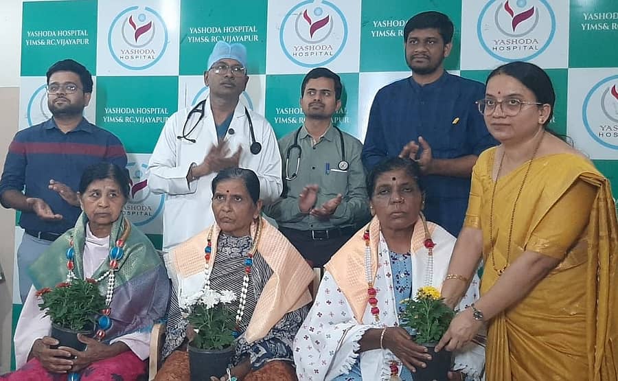 ವಿಜಯಪುರ ನಗರದ ಯಶೋದಾ ವೈದ್ಯಕೀಯ ವಿಜ್ಞಾನ ಸಂಸ್ಥೆ ಮತ್ತು ಸಂಶೋಧನಾ ಕೇಂದ್ರದಲ್ಲಿ  ಕಿಡ್ನಿ ದಾನ ಮಾಡಿದವರಿಗೆ ಕೇಂದ್ರದ ಸಹ ಅಧ್ಯಕ್ಷೆ ಡಾ.ಕಮಲಾ ಮದ್ರಕಿ ಸನ್ಮಾನಿಸಿದರು 
