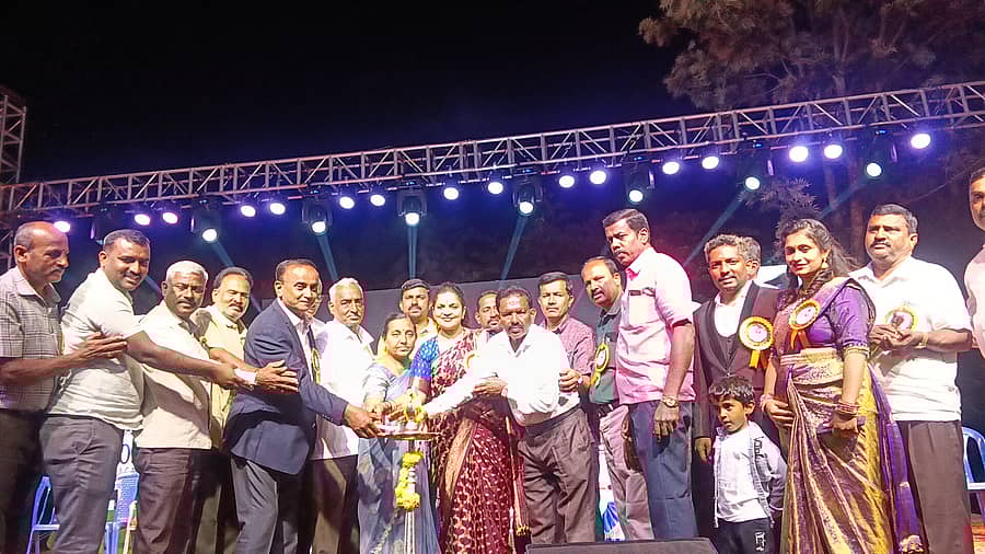 ನುಗ್ಗೇಹಳ್ಳಿ ಹೋಬಳಿಯ ಗೋಕುಲ ವಿಜಾಸಮತೆ ವತಿಯಿಂದ ಗೋಧೂಳಿ ಸಂಭ್ರಮ, ಶಾಲಾ ವಾರ್ಷಿಕೋತ್ಸವವನ್ನು ಜಿ.ಪಂ. ಮಾಜಿ ಸದಸ್ಯೆ ಕುಸುಮ ಬಾಲಕೃಷ್ಣ ಉದ್ಘಾಟಿಸಿದರು 