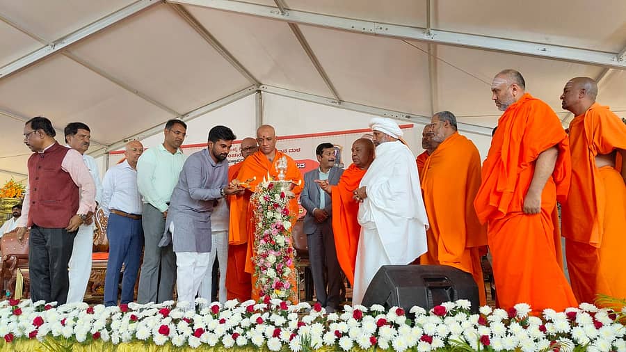 ಚಿಕ್ಕಬಳ್ಳಾಪುರದ ಆದಿಚುಂಚನಗಿರಿ ಮಠದ ವೀರಾಂಜನೇಯ ಸ್ವಾಮಿ ದೇವಾಲಯದಲ್ಲಿ ನಡೆದ ಧಾರ್ಮಿಕ ಕಾರ್ಯಕ್ರಮವನ್ನು ನಿರ್ಮಲಾನಂದನಾಥ ಸ್ವಾಮೀಜಿ ಹಾಗೂ ಗಣ್ಯರು ಉದ್ಘಾಟಿಸಿದರು