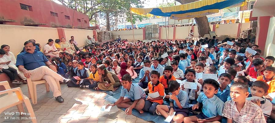 ರೋಟರಿ ಕ್ಲಬ್‌ ಹುಬ್ಬಳ್ಳಿ, ಕೆನಡಾದ ಸ್ಲೀಪಿಂಗ್ ಚಿಲ್ಡ್ರನ್ ಅರೌಂಡ್ ದಿ ವರ್ಲ್ಡ್ ಸಂಸ್ಥೆಯ ಸಹಯೋಗದಲ್ಲಿ ಹುಬ್ಬಳ್ಳಿಯ ರೋಟರಿ ಇಂಗ್ಲಿಷ್ ಮಾಧ್ಯಮ ಶಾಲೆಯಲ್ಲಿ ಮಕ್ಕಳಿಗೆ ‘ಸ್ಲಂಬರ್ ಕಿಟ್’ ವಿತರಿಸಲಾಯಿತು