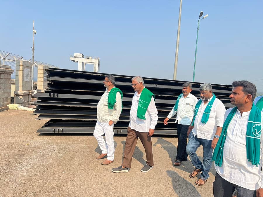 ರಾಜ್ಯ ರೈತ ಸಂಘದ ಅಧ್ಯಕ್ಷ ಬಡಗಲಪುರ ನಾಗೇಂದ್ರ ಹಾಗೂ ಇತರ ಮುಖಂಡರು ಸೋಮವಾರ ಹೊಸಪೇಟೆ ಸಮೀಪದ ತುಂಗಭದ್ರಾ ಅಣೆಕಟ್ಟೆ ಬಳಿಗೆ ತೆರಳಿ ಕ್ರೆಸ್ಟ್‌ಗೇಟ್ ಅಳವಡಿಕೆಯ ಮಾಹಿತಿ ಪಡೆದರು  –ಪ್ರಜಾವಾಣಿ ಚಿತ್ರ