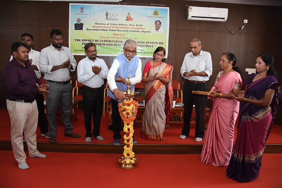 ಮೈಸೂರಿನ ಕರ್ನಾಟಕ ರಾಜ್ಯ ಬುಡಕಟ್ಟು ಸಂಶೋಧನಾ ಸಂಸ್ಥೆಯಲ್ಲಿ ಸೋಮವಾರ ನಡೆದ ಕಾರ್ಯಾಗಾರವನ್ನು ಚಾಮರಾಜನಗರ ವಿಶ್ವವಿದ್ಯಾಲಯ ಕುಲಪತಿ ಎಂ.ಆರ್.ಗಂಗಾಧರ್ ಉದ್ಘಾಟಿಸಿದರು 