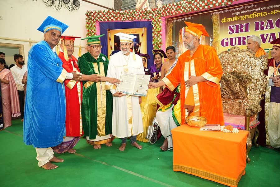 ನಟ ರಾಘವೇಂದ್ರ ರಾಜ್‌ಕುಮಾರ್ ಅವರಿಗೆ ಮಂತ್ರಾಲಯದ ಪೀಠಾಧಿಪತಿ ಸುಬುಧೇಂದ್ರ ತೀರ್ಥರು ಹಾಗೂ ಇತರ ಗಣ್ಯರು ಡಾಕ್ಟರೇಟ್ ಪದವಿ ಪ್ರದಾನ ಮಾಡಿದರು