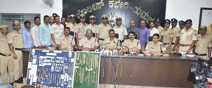 ದರೋಡೆಕೋರರನ್ನು ಬಂಧಿಸಿದ ಪೊಲೀಸ್‌ ತಂಡ