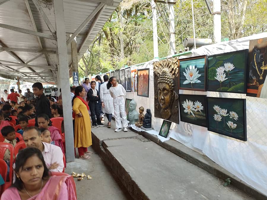 ಹಾಸನದ ಎವಿಕೆ ಕಾಲೇಜಿನ ಎದುರು ನಡೆದ ಕಾರ್ಯಕ್ರಮದಲ್ಲಿ ಕಲಾವಿದರು ಬಿಡಿಸಿರುವ ಚಿತ್ರಗಳನ್ನು ಪ್ರದರ್ಶಿಸಲಾಯಿತು. 