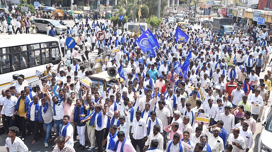ಒಳ ಮೀಸಲಾತಿಗೆ ಆಗ್ರಹಿಸಿ ತುಮಕೂರಿನಲ್ಲಿ ಸೋಮವಾರ ಸಂಪೂರ್ಣ ಒಳಮೀಸಲಾತಿ ಹೋರಾಟ ಸಮಿತಿ ನೇತೃತ್ವದಲ್ಲಿ ಪ್ರತಿಭಟನಾ ಮೆರವಣಿಗೆ ನಡೆಯಿತು
