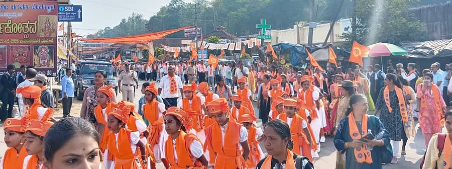ಹಿಂದೂ ಸಂಗಮ ಕಾರ್ಯಕ್ರಮದ ಅಂಗವಾಗಿ ಪಟ್ಟಣದಲ್ಲಿ ಮೆರವಣಿಗೆ ನಡೆಯಿತು