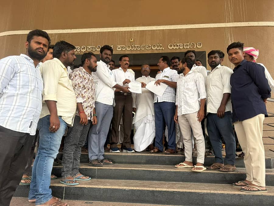 ಯಾದಗಿರಿಯಲ್ಲಿ ಸೋಮವಾರ ಕಡೇಚೂರು– ಬಾಡಿಯಾಳ ಕೈಗಾರಿಕಾ ಪ್ರದೇಶದ ಕಾರ್ಮಿಕರು, ಮುಖಂಡರು ಜಿಲ್ಲಾಧಿಕಾರಿ ಕಚೇರಿ ಅಧಿಕಾರಿಯೊಬ್ಬರಿಗೆ ಮನವಿ ಪತ್ರ ಸಲ್ಲಿಸಿದರು