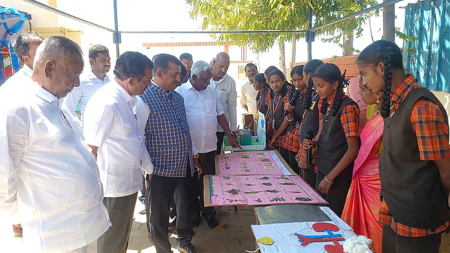 ಶಿಡ್ಲಘಟ್ಟ ತಾಲ್ಲೂಕಿನ ಚಿಕ್ಕದಾಸರಹಳ್ಳಿಯ ಲಕ್ಷ್ಮಿ ವಿದ್ಯಾನಿಕೇತನ ಶಾಲೆಯಲ್ಲಿ ವಿಜ್ಞಾನ ವಸ್ತು ಪ್ರದರ್ಶನ ಹಮ್ಮಿಕೊಳ್ಳಲಾಗಿತ್ತು