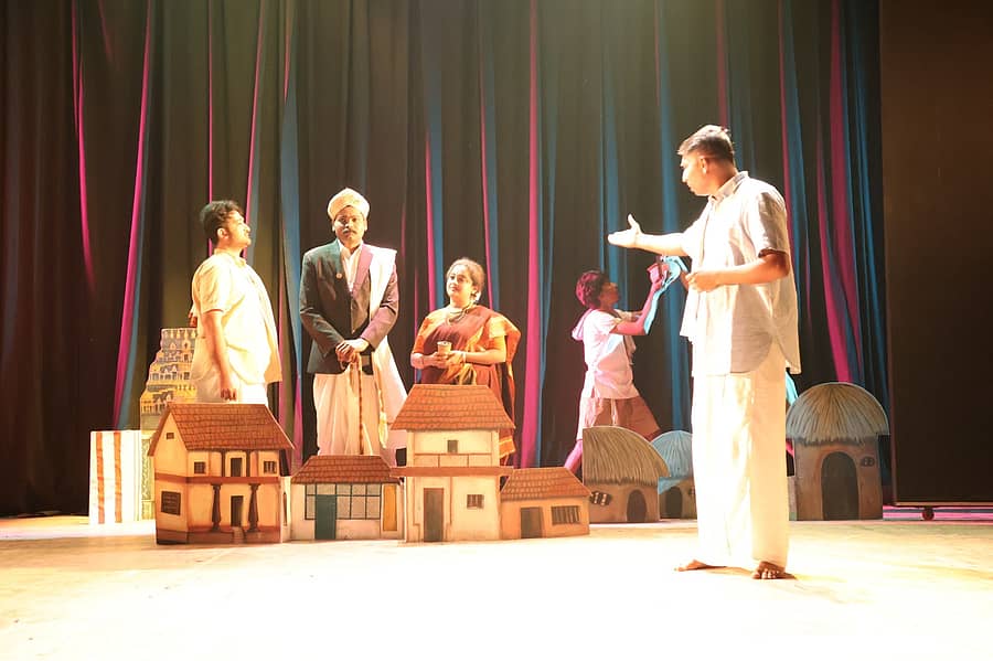 ಹಾಸನದ ಹಾಸನಾಂಬ ಕಲಾಕ್ಷೇತ್ರದಲ್ಲಿ ಭಾನುವಾರ ಪ್ರದರ್ಶನಗೊಂಡ ‘ಗೊರೂರು’ ನಾಟಕದ ದೃಶ್ಯ