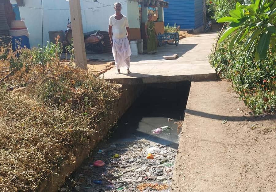 ಕುಷ್ಟಗಿಯ ತೆಗ್ಗಿನ ಓಣಿಯಲ್ಲಿನ ಚರಂಡಿ ಕೊಳಚೆ ಮಡುಗಟ್ಟಿರುವುದು