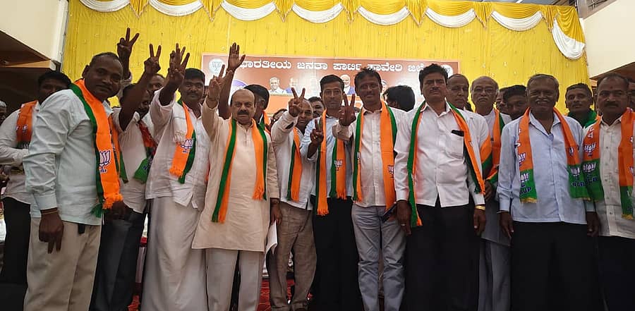 ಹಾವೇರಿಯ ಶಿವಬಸವ ಕಲ್ಯಾಣ ಮಂಟಪದಲ್ಲಿ ಭಾರತೀಯ ಜನತಾ ಪಕ್ಷದ (ಬಿಜೆಪಿ) ಹಾವೇರಿ ಜಿಲ್ಲಾ ಘಟಕದ ವತಿಯಿಂದ ಸೋಮವಾರ ಹಮ್ಮಿಕೊಂಡಿದ್ದ ‘ವಿಬಿ–ಜಿ ರಾಮ್‌ ಜಿ’ ಜನಜಾಗೃತಿ ಸಮಾವೇಶ’ದಲ್ಲಿ ಮುಖಂಡರು ಒಗ್ಗಟ್ಟು ಪ್ರದರ್ಶಿಸಿದರು 