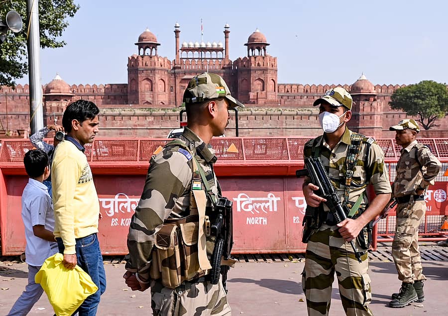 ಬಾಂಬ್ ಬೆದರಿಕೆ ಹಿನ್ನಲೆಯಲ್ಲಿ ಕೇಂದ್ರಿಯ ಮೀಸಲು ಪೊಲೀಸ್ ಪಡೆ (ಸಿಆರ್ಪಿಎಫ್)ನ ಯೋಧರು ಕೆಂಪುಕೋಟೆಯ ಮುಂದೆ ಗಸ್ತು ತಿರುಗುತ್ತಿದ್ದ ದೃಶ್ಯ ಸೋಮವಾರ ಕಂಡುಬಂತು–ಪಿಟಿಐ ಚಿತ್ರ