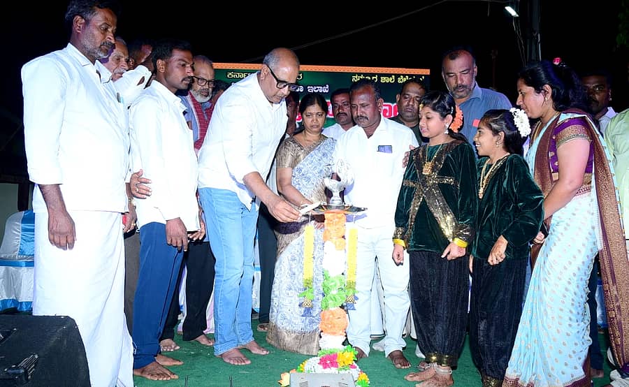 ಹಲಗೂರು ಸಮೀಪದ ಬಾಣಸಮುದ್ರ ಗ್ರಾಮದ ಸರ್ಕಾರಿ ಹಿರಿಯ ಪ್ರಾಥಮಿಕ ಶಾಲೆಯಲ್ಲಿ ನಡೆದ ಶಾಲಾ ವಾರ್ಷಿಕೋತ್ಸವ ಕಾರ್ಯಕ್ರಮವನ್ನು ಗಣ್ಯರು ಉದ್ಘಾಟಿಸಿದರು