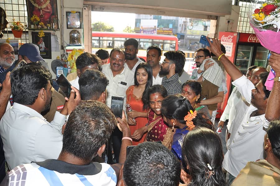 ಕೊಳ್ಳೇಗಾಲ ಮಲೆ ಮಹದೇಶ್ವರ ಬೆಟ್ಟಕ್ಕೆ ತೆರಳಲು ಆಗಮಿಸಿದ್ದ ಬಿಗ್ ಬಾಸ್ ಖ್ಯಾತಿಯ ನಟಿ ಕಾವ್ಯ ಅವರು ಸೋಮವಾರ ನಗರದ ಬಸ್ ನಿಲ್ದಾಣದ ಖಾಸಗಿ ಹೋಟೆಲ್‌ಗೆ ಭೇಟಿ ನೀಡಿದರು