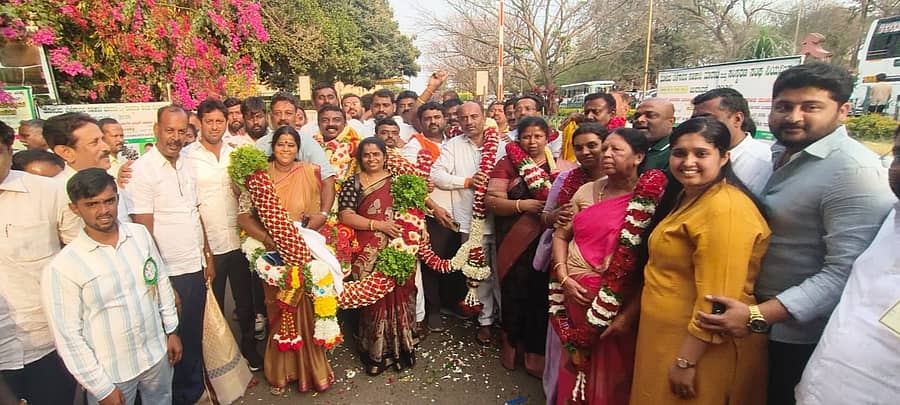 ಹಾಪ್‌ಕಾಮ್ಸ್‌ ನಿರ್ದೇಶಕ ಸ್ಥಾನಕ್ಕೆ ನಡೆದ ಚುನಾವಣೆಯಲ್ಲಿ ಆನೇಕಲ್ ತಾಲ್ಲೂಕಿನ ಮೂರು ಮಂದಿ ಆಯ್ಕೆಯಾಗಿದ್ದು ಮುಖಂಡರು ಅಭಿನಂದಿಸಿದರು