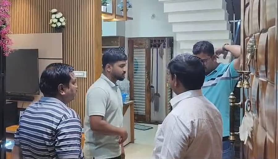 ರಾಮನಗರದ ವಿನಾಯಕನಗರದಲ್ಲಿ ಕಳ್ಳತನ ನಡೆದಿರುವ ಮನೆಗೆ ಪೊಲೀಸರು ಭೇಟಿ ನೀಡಿ ಕುಟುಂಬದವರಿಂದ ಮಾಹಿತಿ ಪಡೆದರು