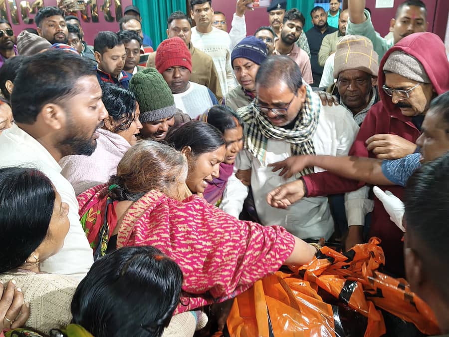 <div class="paragraphs"><p>ಏರ್‌ ಆಂಬುಲೆನ್ಸ್ ದುರಂತದಲ್ಲಿ ಮೃತಪಟ್ಟವರ ಮೃತದೇಹಗಳನ್ನು ನೋಡುತ್ತಿದ್ದಂತೆಯೇ ಕುಟುಂಬಸ್ಥರ ಆಕ್ರಂದನ ಮುಗಿಲುಮುಟ್ಟಿತು&nbsp; </p></div>